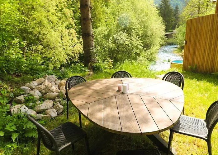 Designer Riverfront 度假居